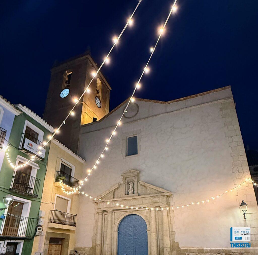 detalle de la Plaza de la Iglesia de noche, en la Vilajoyosa
