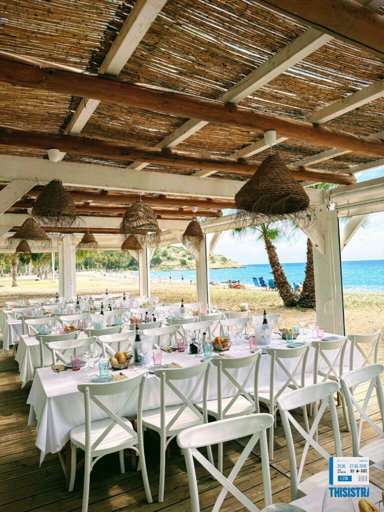 Chiringuito Efímero preparado para una comida en la Playa de Torres, en la Vilajoyosa