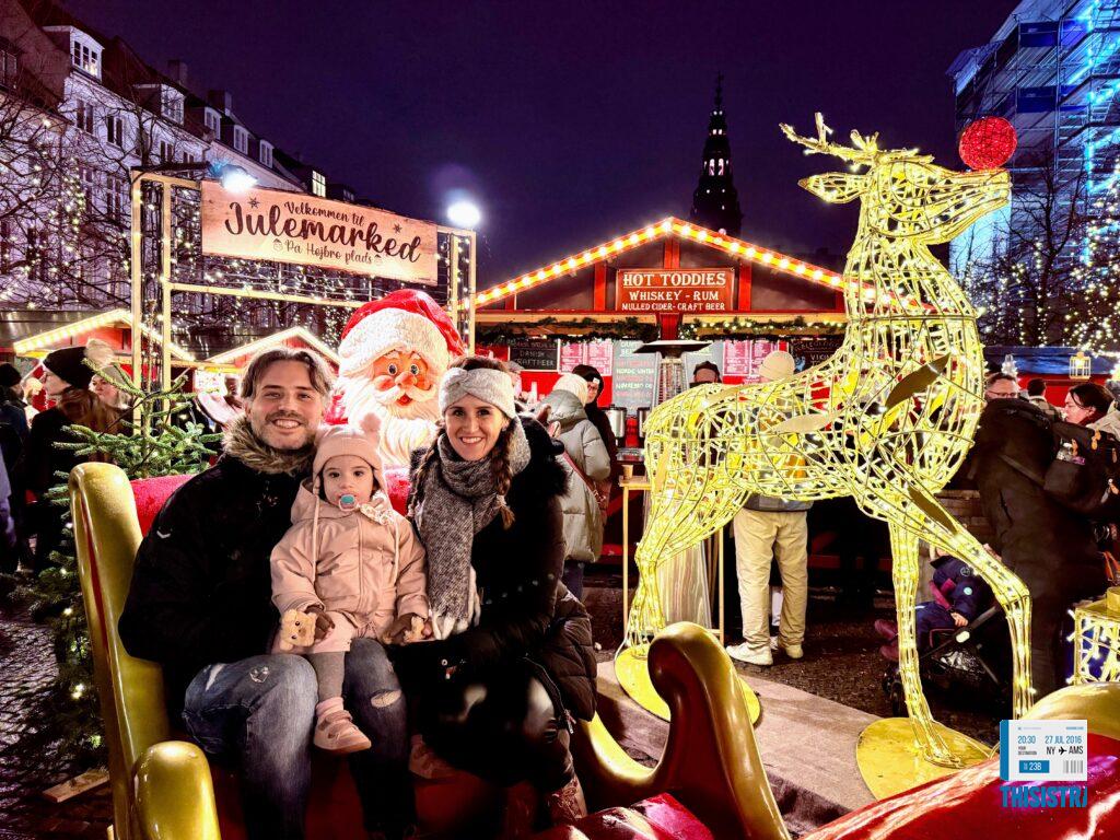 Detalle del mercado de navidad con papa noel y su trineo, en Copenhague, Dinamarca