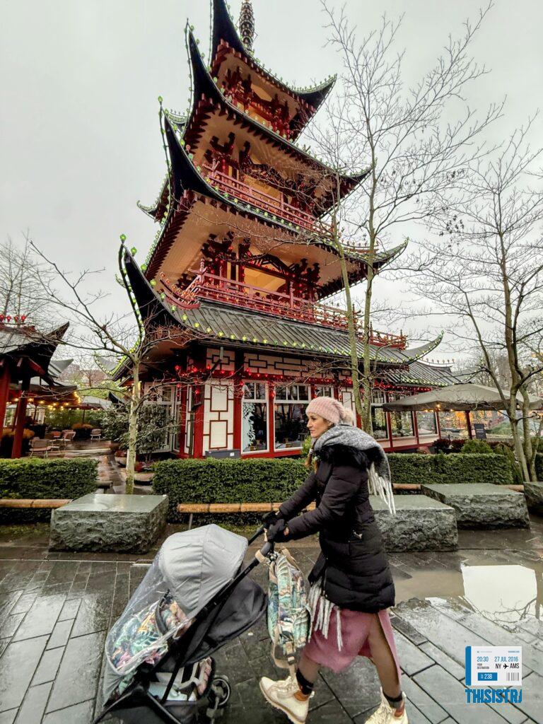 detalle de necesarios para viajar con niños como carro, chubasquero y mochila, en Dinamarca