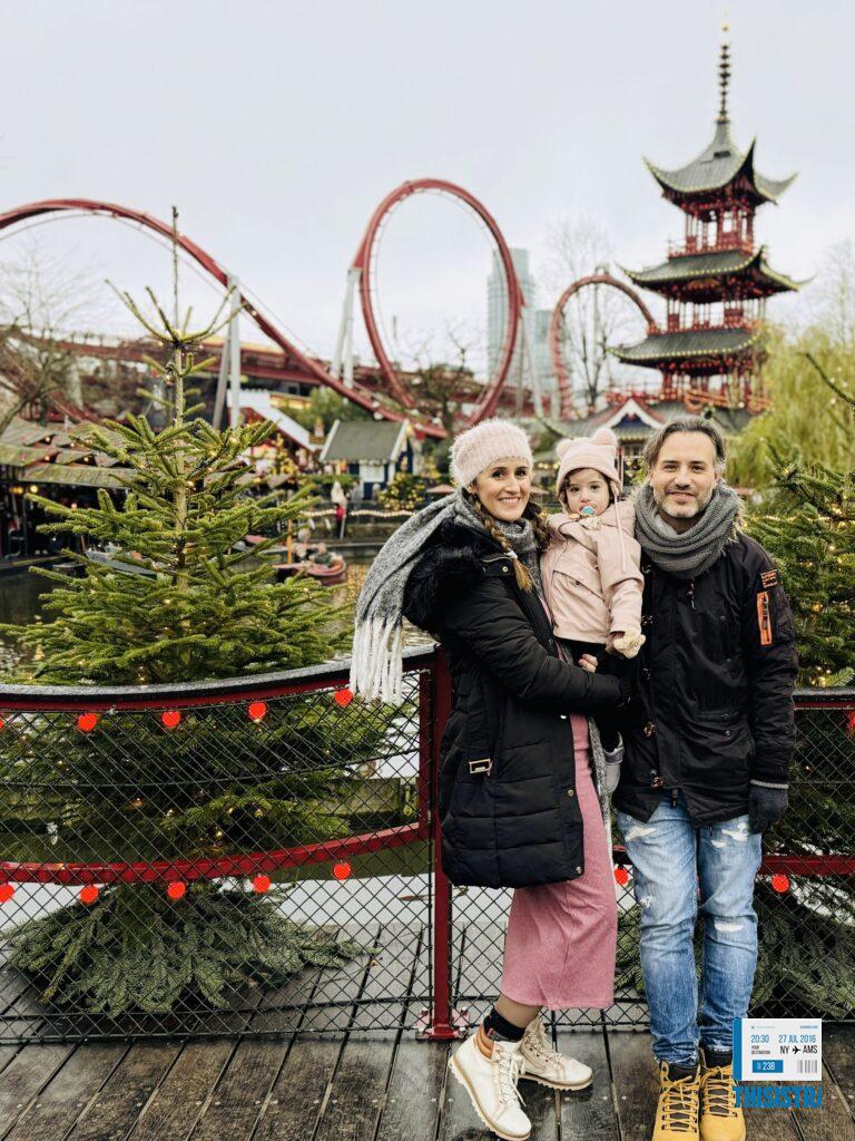 Familia ThisIsTravel en Tivoli en Navidad, Copenhague