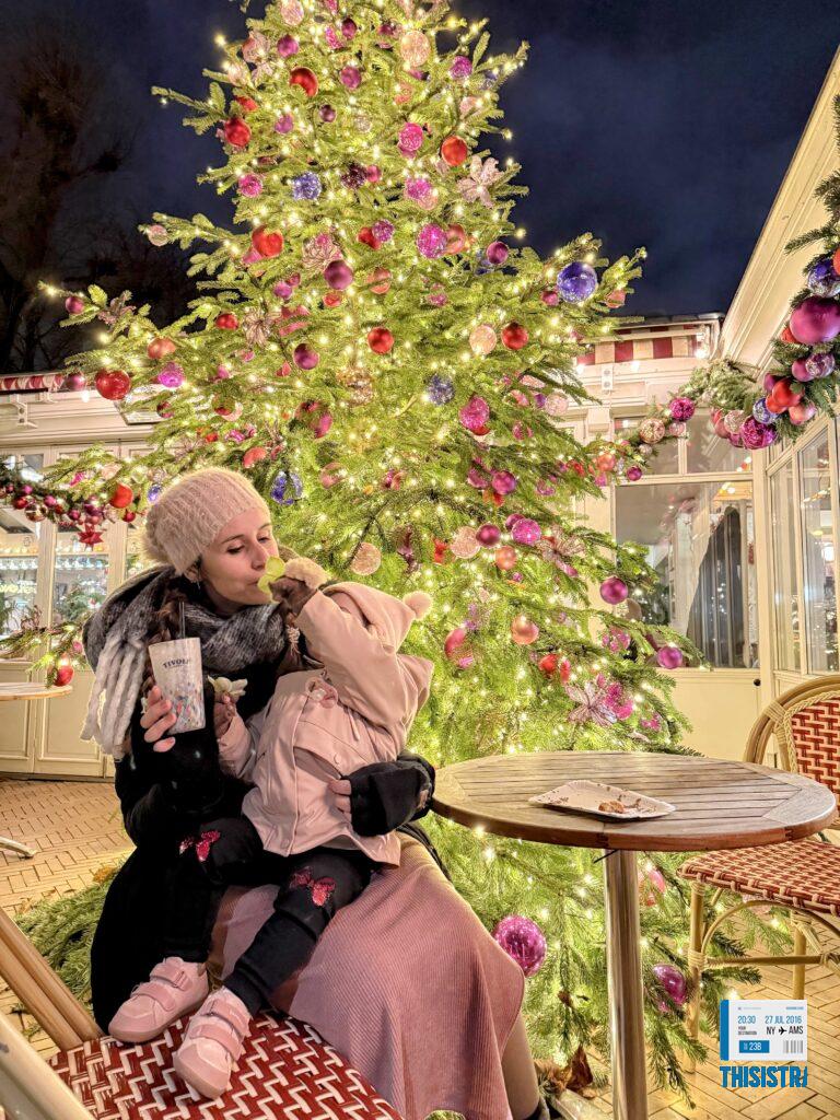 Detalle de Tivoli en Navidad con madre e hija, Dinamarca