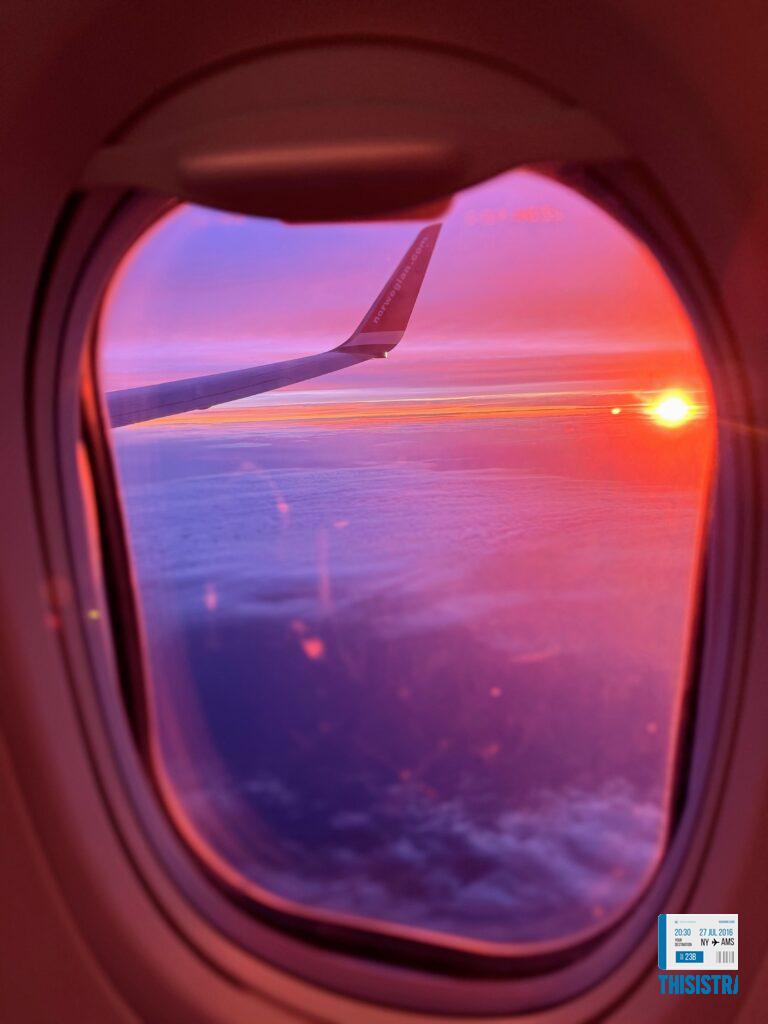 detalle del precioso amanecer en el avión rubo a Copenhague