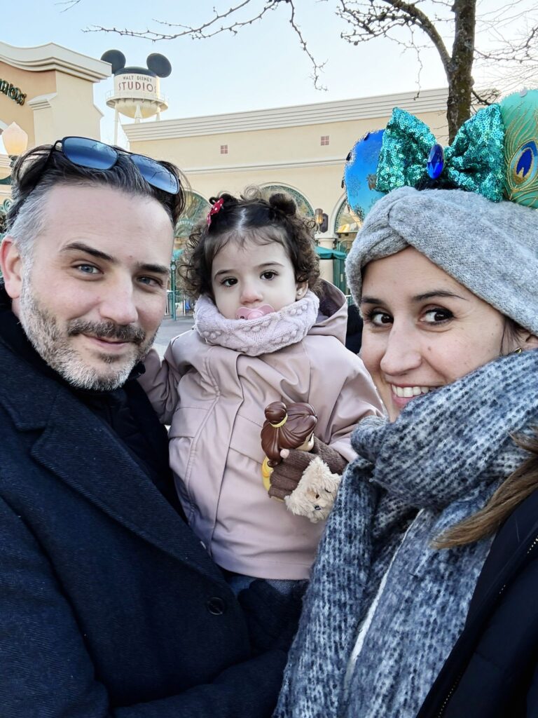 familia de ThisIsTravel disfrutando de Disneland Paris en Navidad
