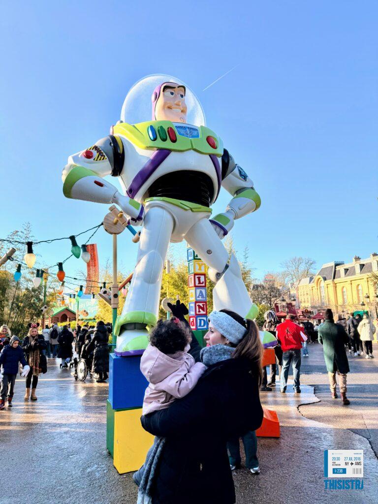 detalle de Buzz con mama e hija en Adventure Disney