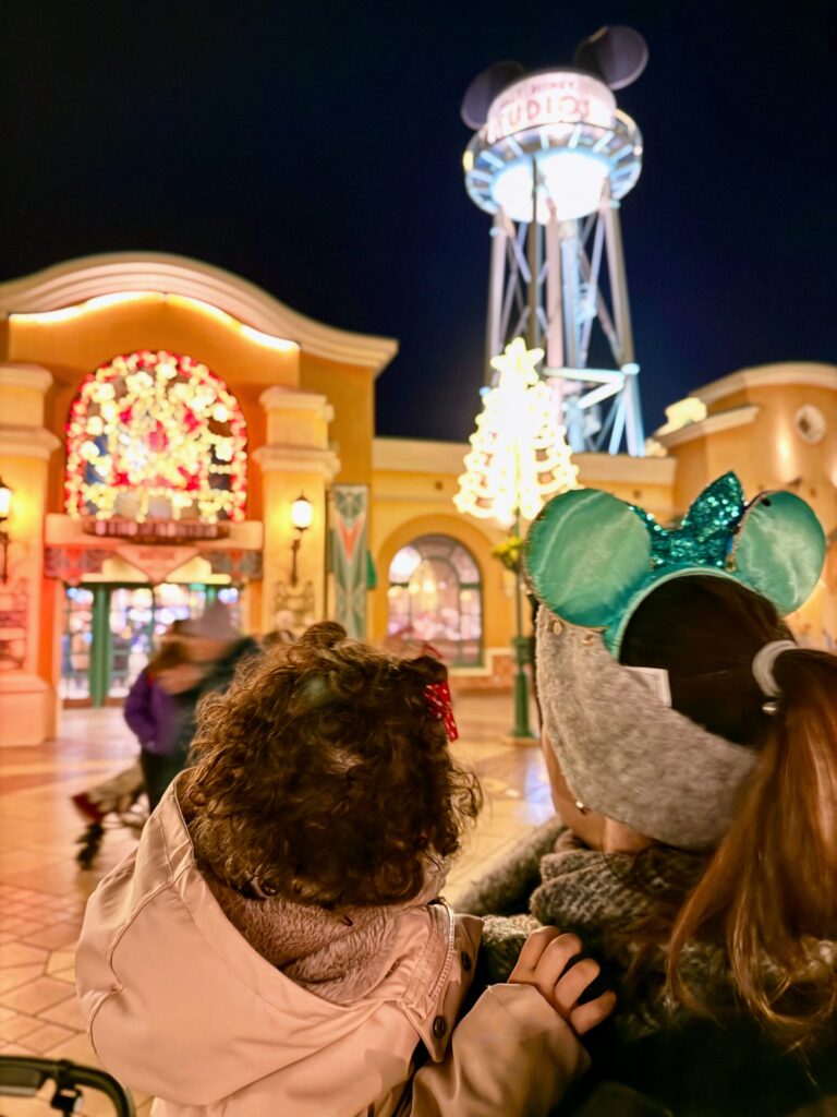 toma desde atrás de mama e hija en Disneyland Paris