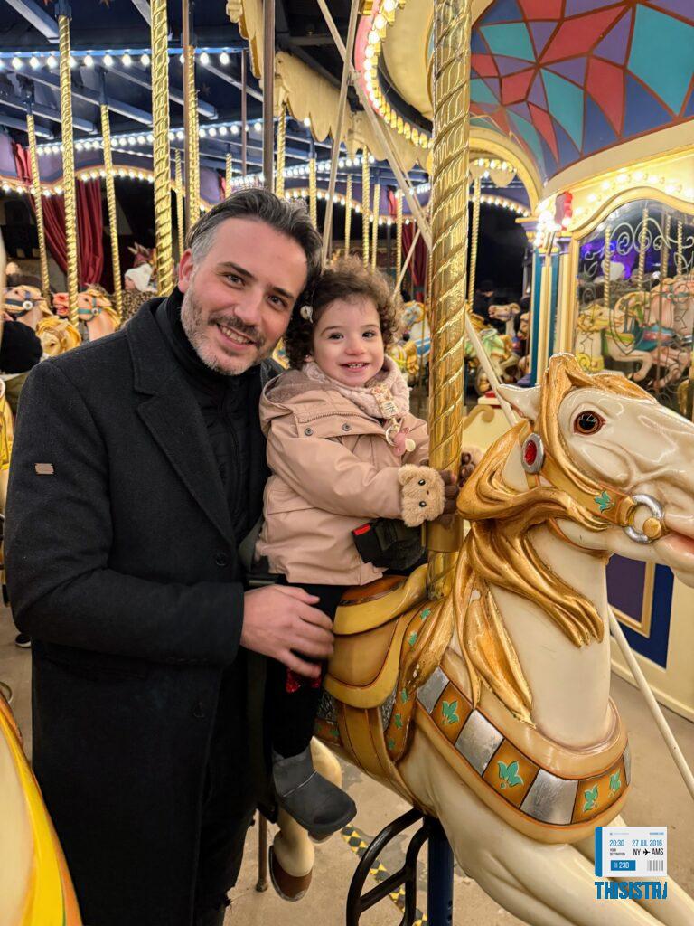 detalle del carrusel de Disneyland Paris, disfrutando papa e hija
