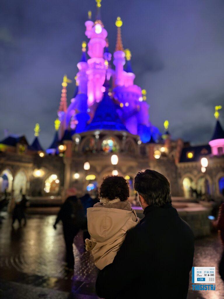 detalle disneland paris castillo en navidad, padre e hija de 2 años