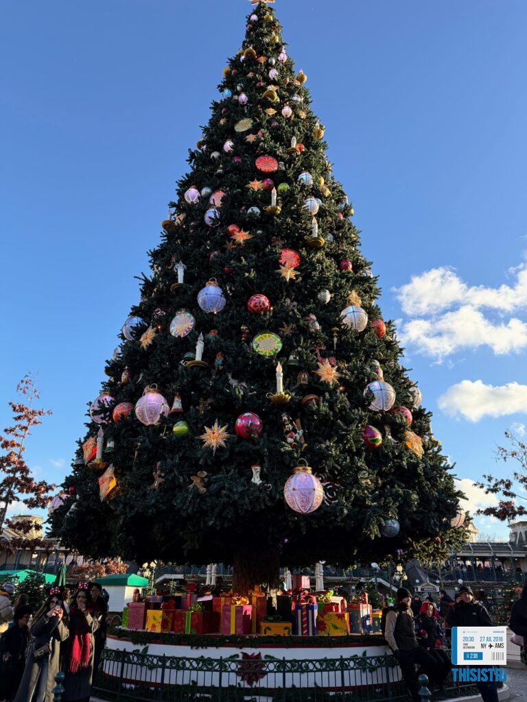 precioso arbol de navidad en Disneyland Paris con sus adornos navideños