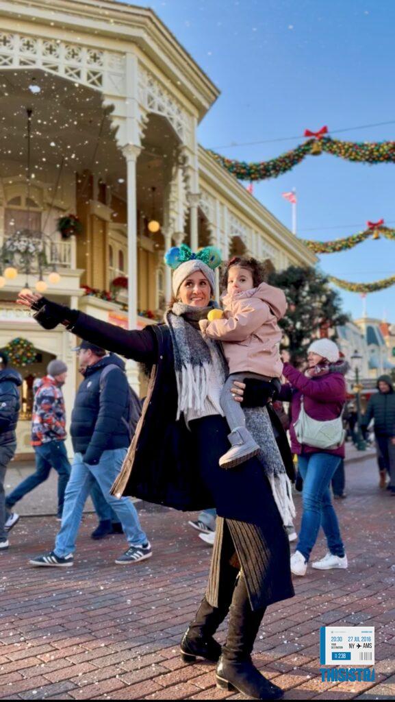 nieve en la Main Street de Disneland paris disfrutando madre e hija