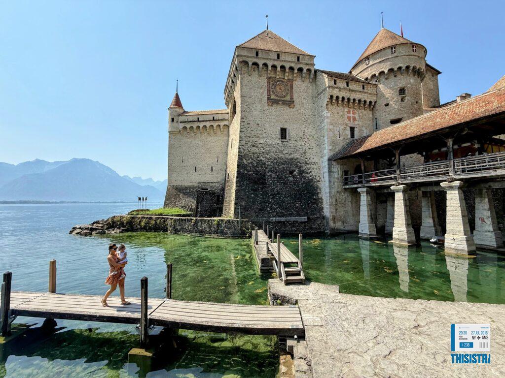 Detalle de Angela y Kiara paseando por los exteriores del castillo de Montreaux
