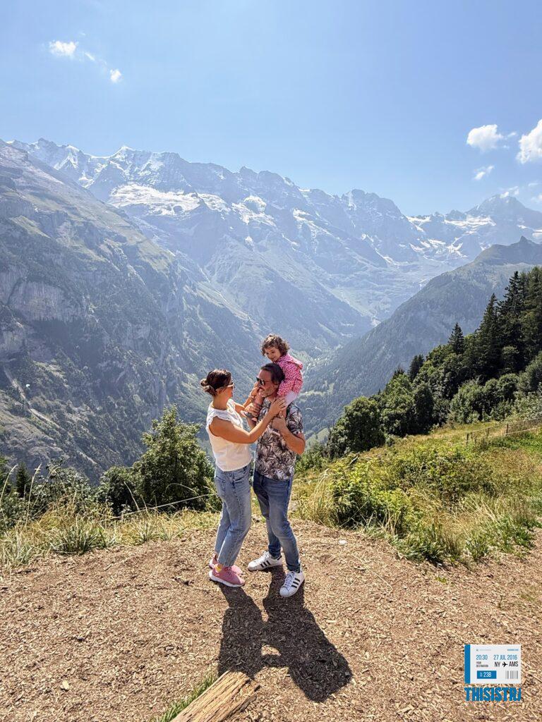 Vistas del valle de Lauterbrunnen desde Mürren, familia ThisIsTravel