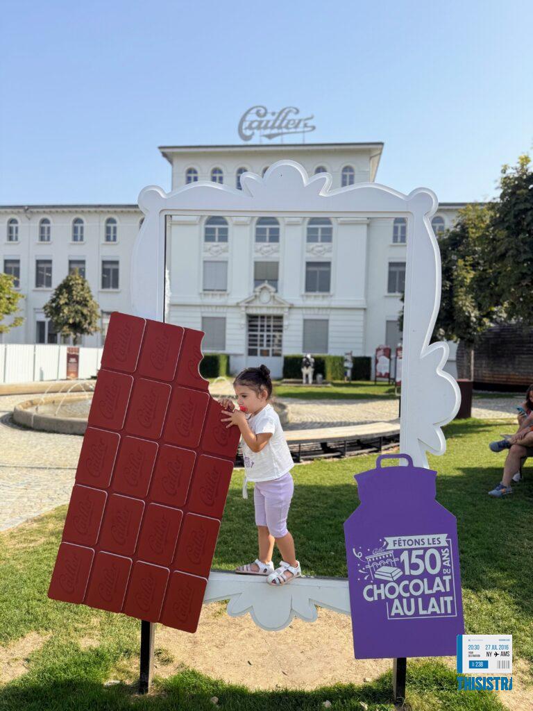 detalle de la entrada a ka Maison Cailler, un plan familiar