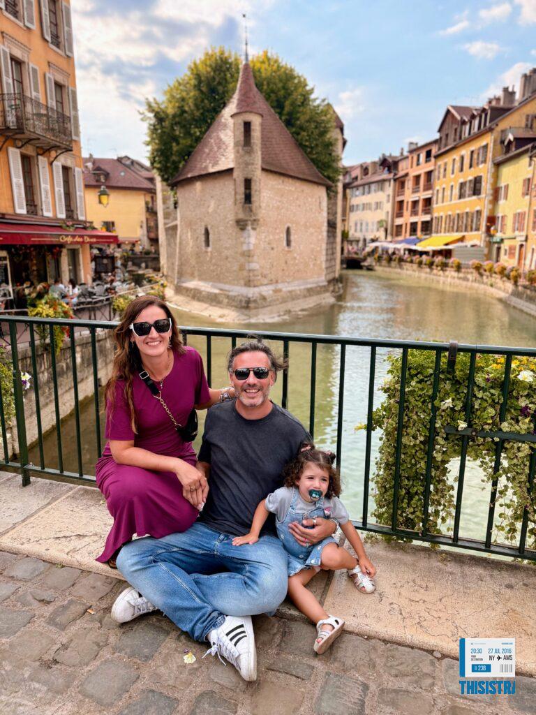 familia ThisIsTravel por los canales de Annecy