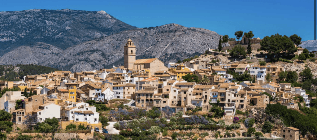 Polop de la Marina, detalle skyline con pueblo y montaña