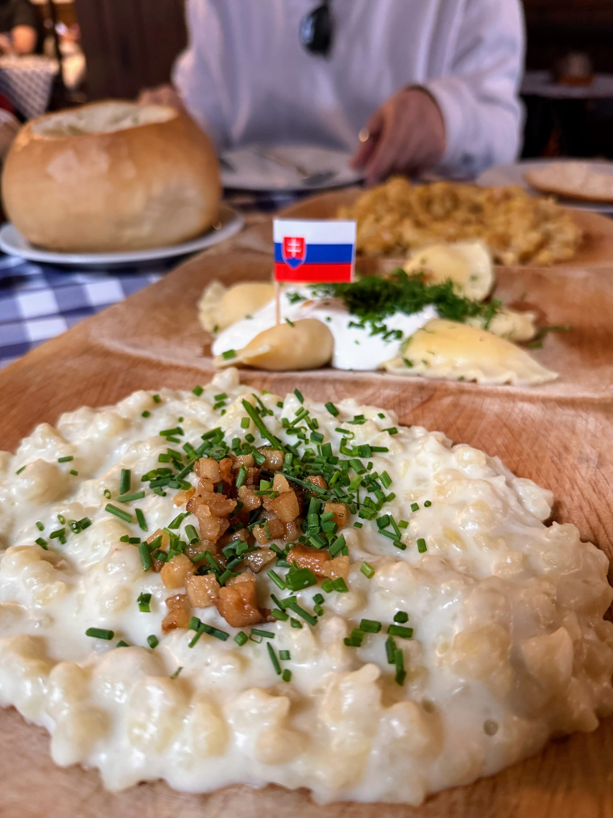 Bryndzové halušky, ñoquis de patata con queso de oveja, en un restaurante de Bratislava